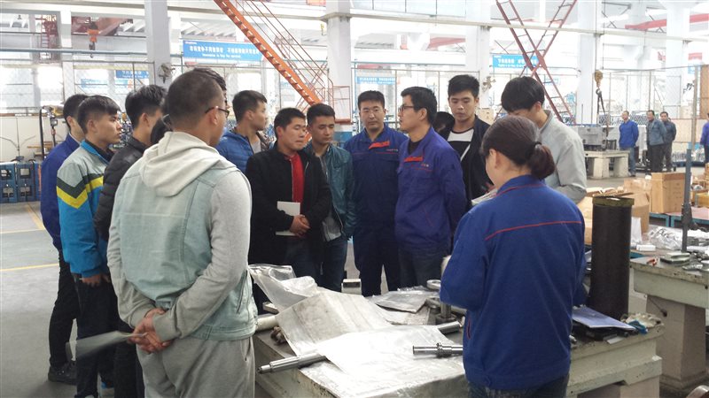 3 質量（liàng）管理（lǐ）處（chù）工程師為新學員講解檢（jiǎn）驗知識.jpg