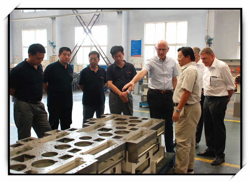 1-1 巴士先（xiān）生對產品加工細節作點（diǎn）評.jpg