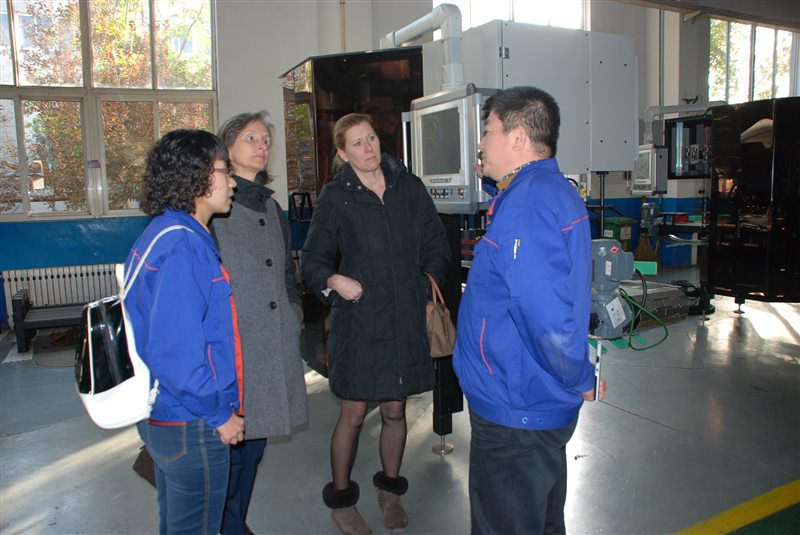 4 合规官温妮莎女士和马琳（lín）女士参观企业.JPG