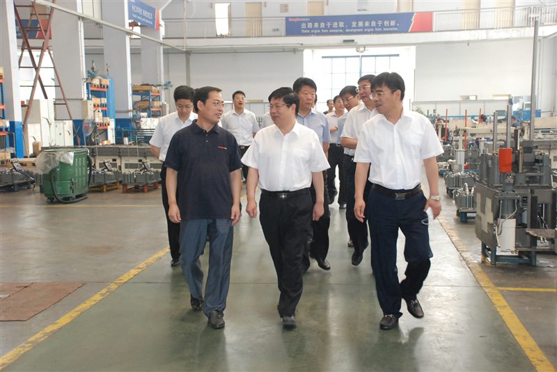 2 徐景顏（中）視察生產現（xiàn）場.JPG