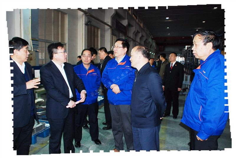 3 山東天美传奇星空MV高清免费：省環保督查組視察公司噴漆線 (2).jpg